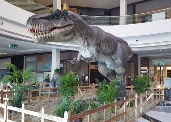 Exposição Mundo Jurássico com dinossauros gigantes no Shopping Ponta Negra em Manaus