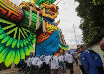 Festival de Parintins 2026: Translado das alegorias mobiliza  cerca de 400 trabalhadores dos bois Caprichoso e Garantido