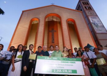Governador Roberto Cidade entrega R$ 2,2 milhões  a produtores rurais por conservação da floresta