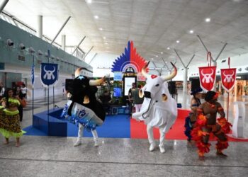 Em parceria com Vinci Airports, Amazonastur apresenta  o receptivo “O Folclore nos Conecta” no aeroporto de Manaus